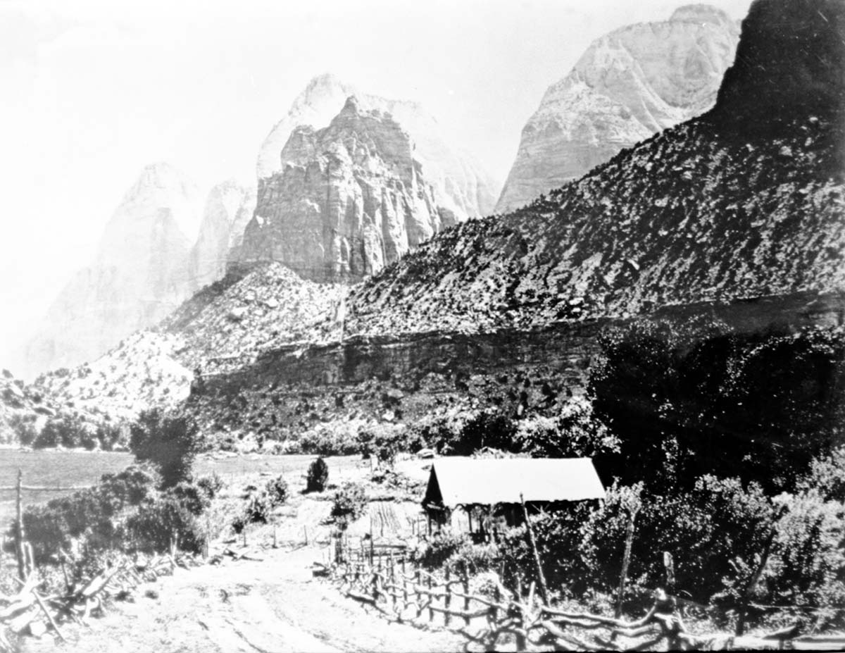 BW Photos of Oak Creek Village.